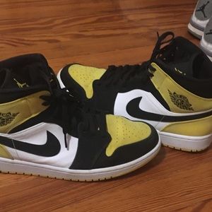 Jordan 1 mid Yellow Toe